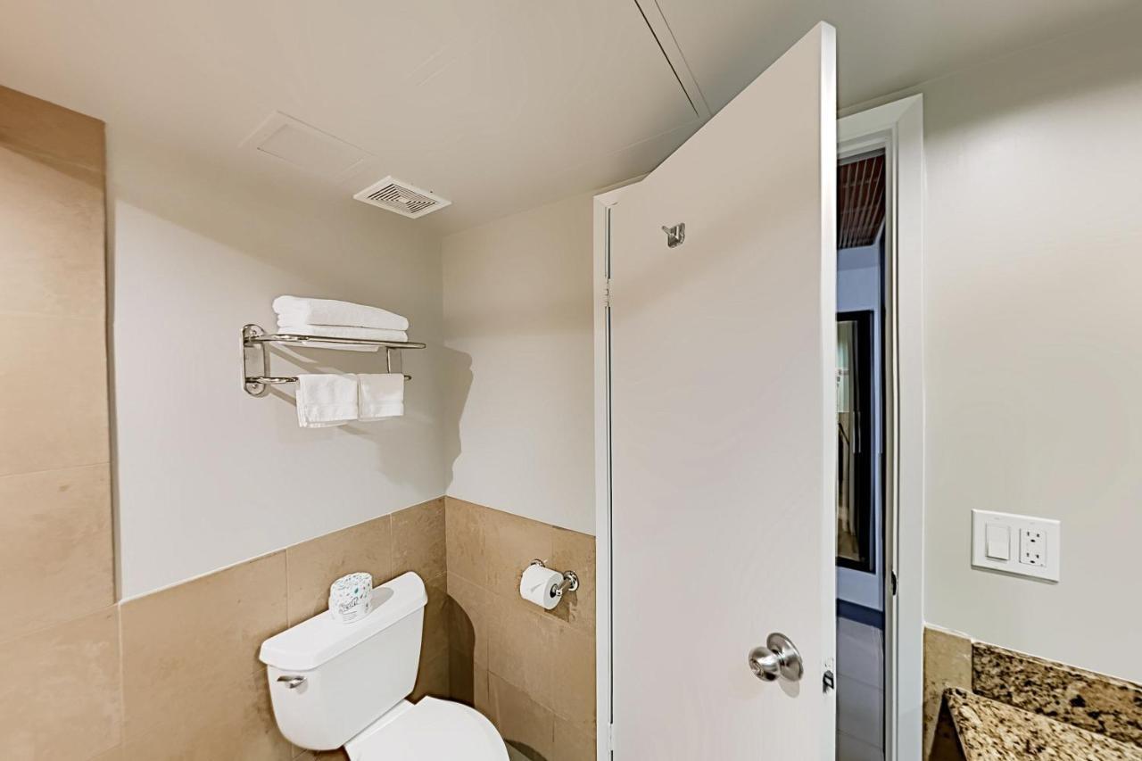 Апартаменты Aqua Palms Waikiki Ocean View Lanai Parking Included Гонолулу Экстерьер фото