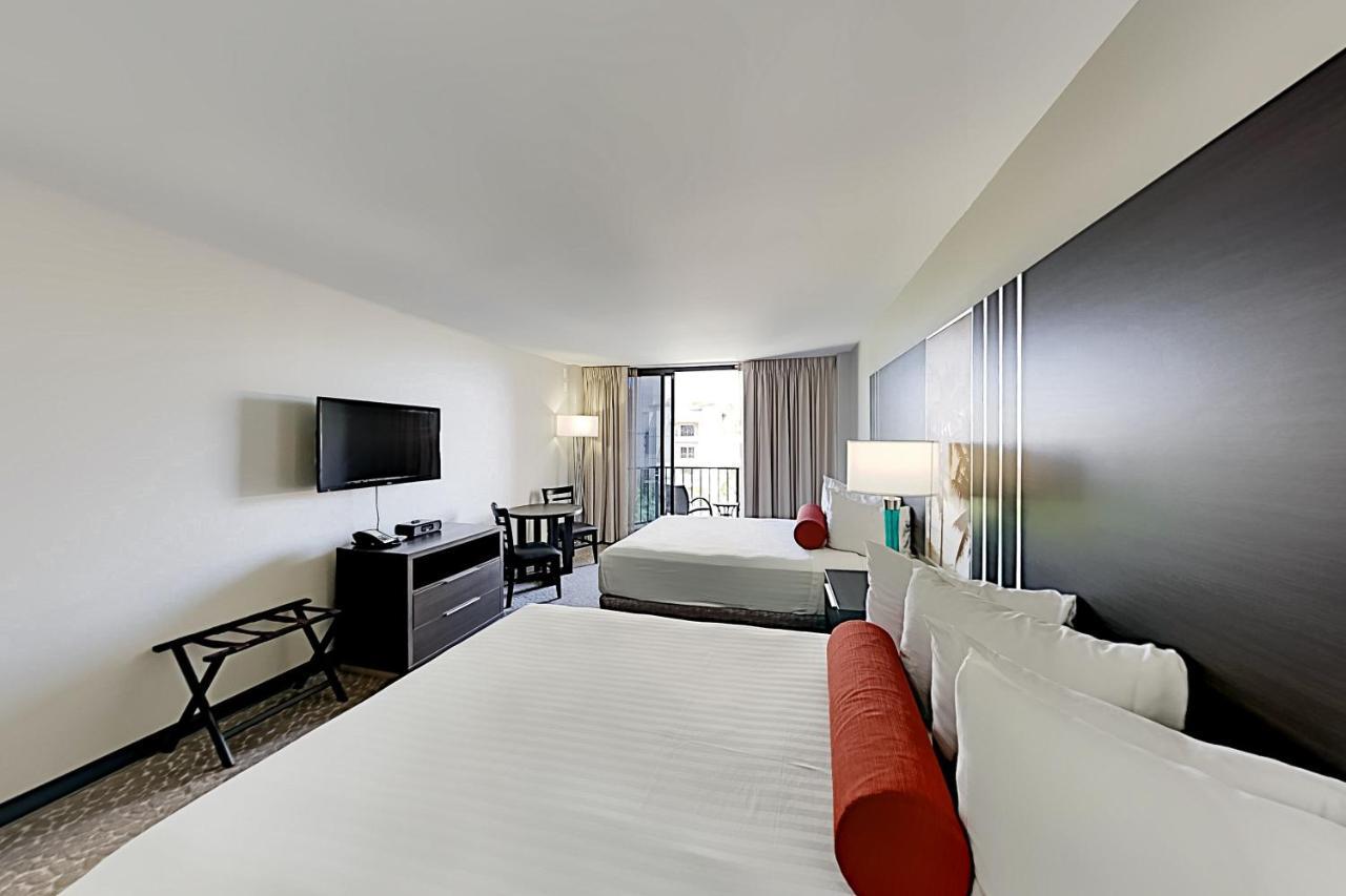 Апартаменты Aqua Palms Waikiki Ocean View Lanai Parking Included Гонолулу Экстерьер фото