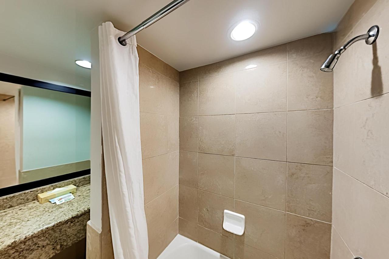 Апартаменты Aqua Palms Waikiki Ocean View Lanai Parking Included Гонолулу Экстерьер фото
