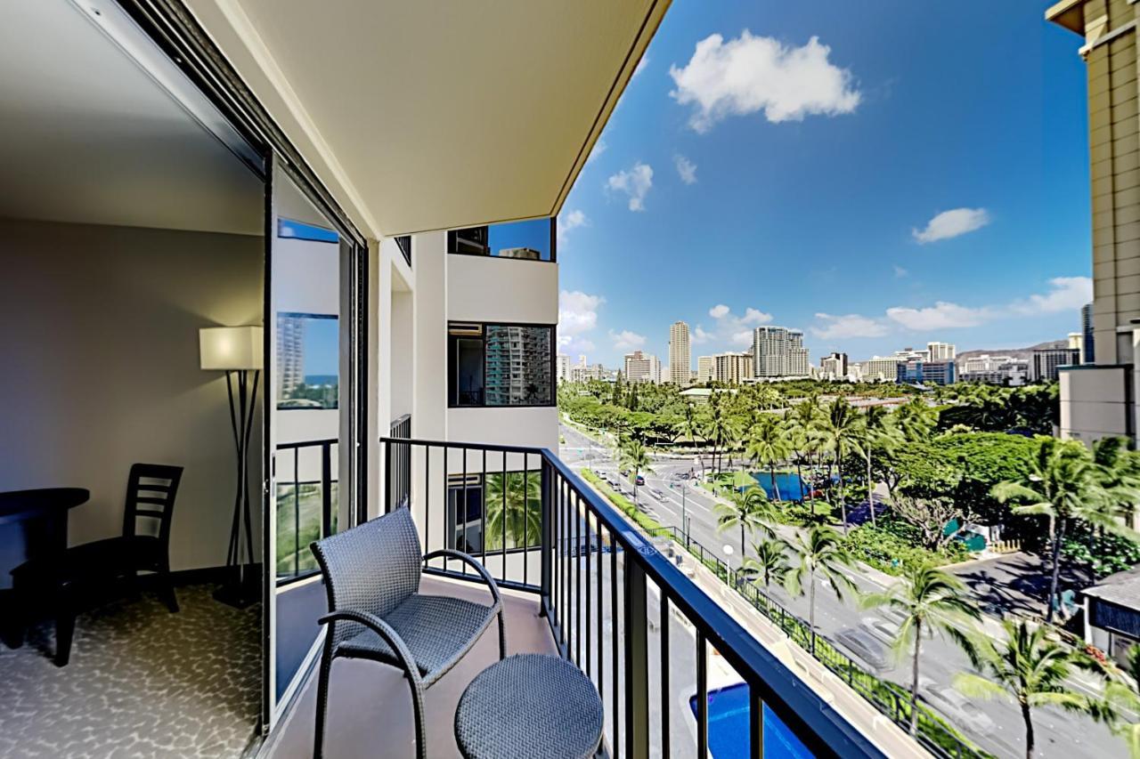 Апартаменты Aqua Palms Waikiki Ocean View Lanai Parking Included Гонолулу Экстерьер фото