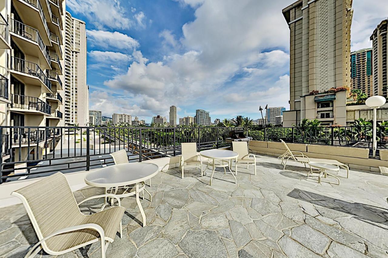 Апартаменты Aqua Palms Waikiki Ocean View Lanai Parking Included Гонолулу Экстерьер фото
